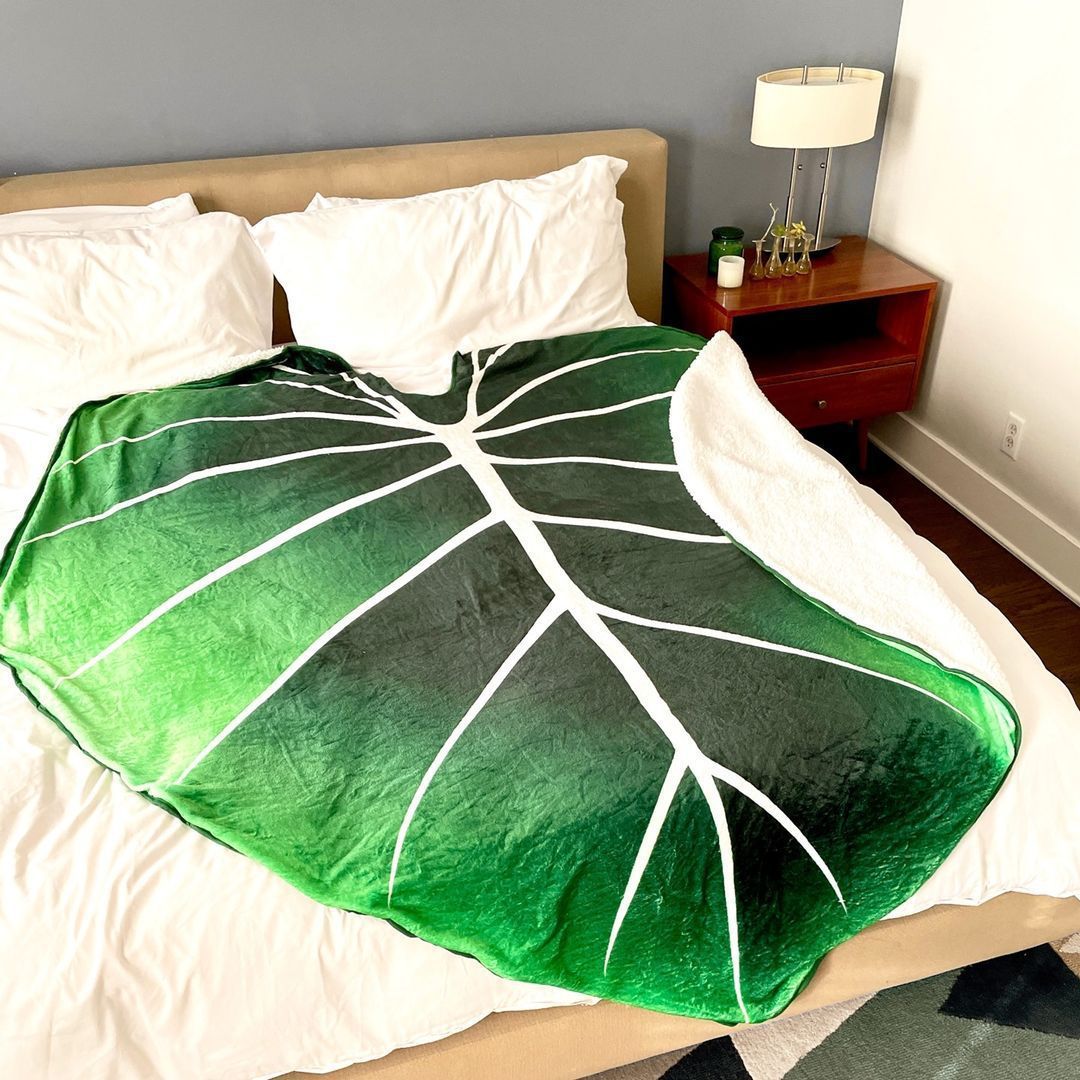 The Giant Leaf Heart 💚 Blanket